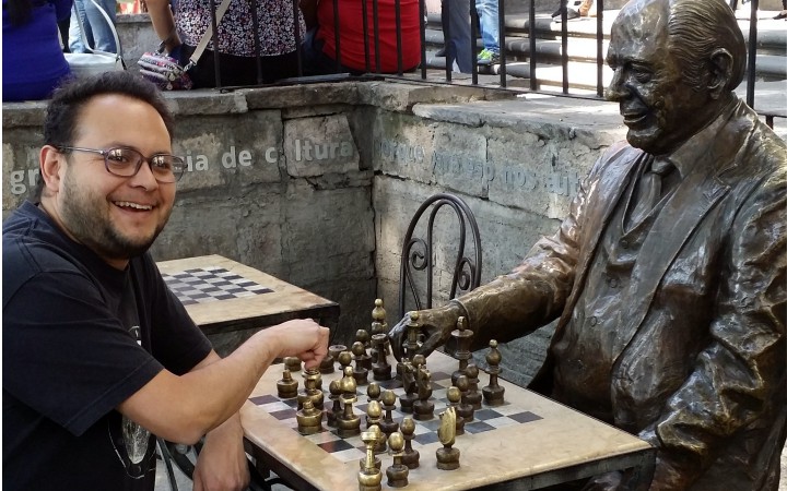 jugando ajedrez vs Bejamin Carrión Mora